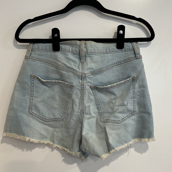 Universal thread cutoff Jean shorts - Picture 2 of 2